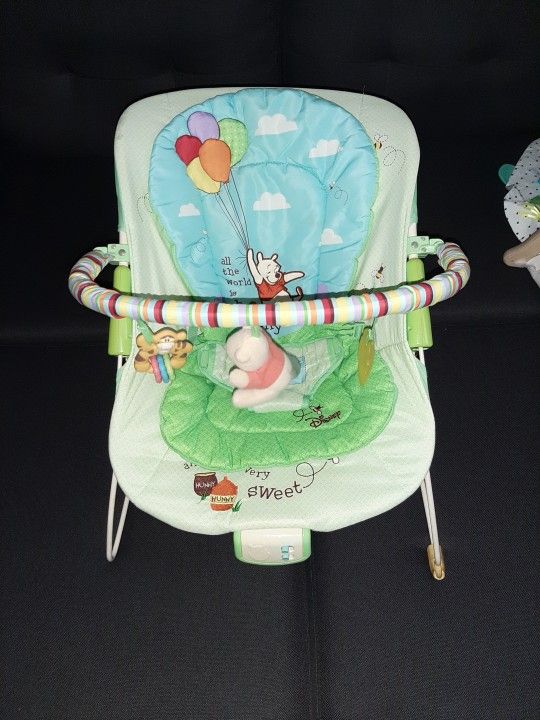Disney Winnie The Pooh Vibrating Bounce Seat With Newborn Insert Toy Bar