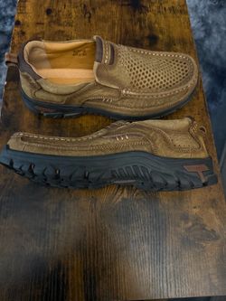 Men’s 8.5 Brown canvas shoes