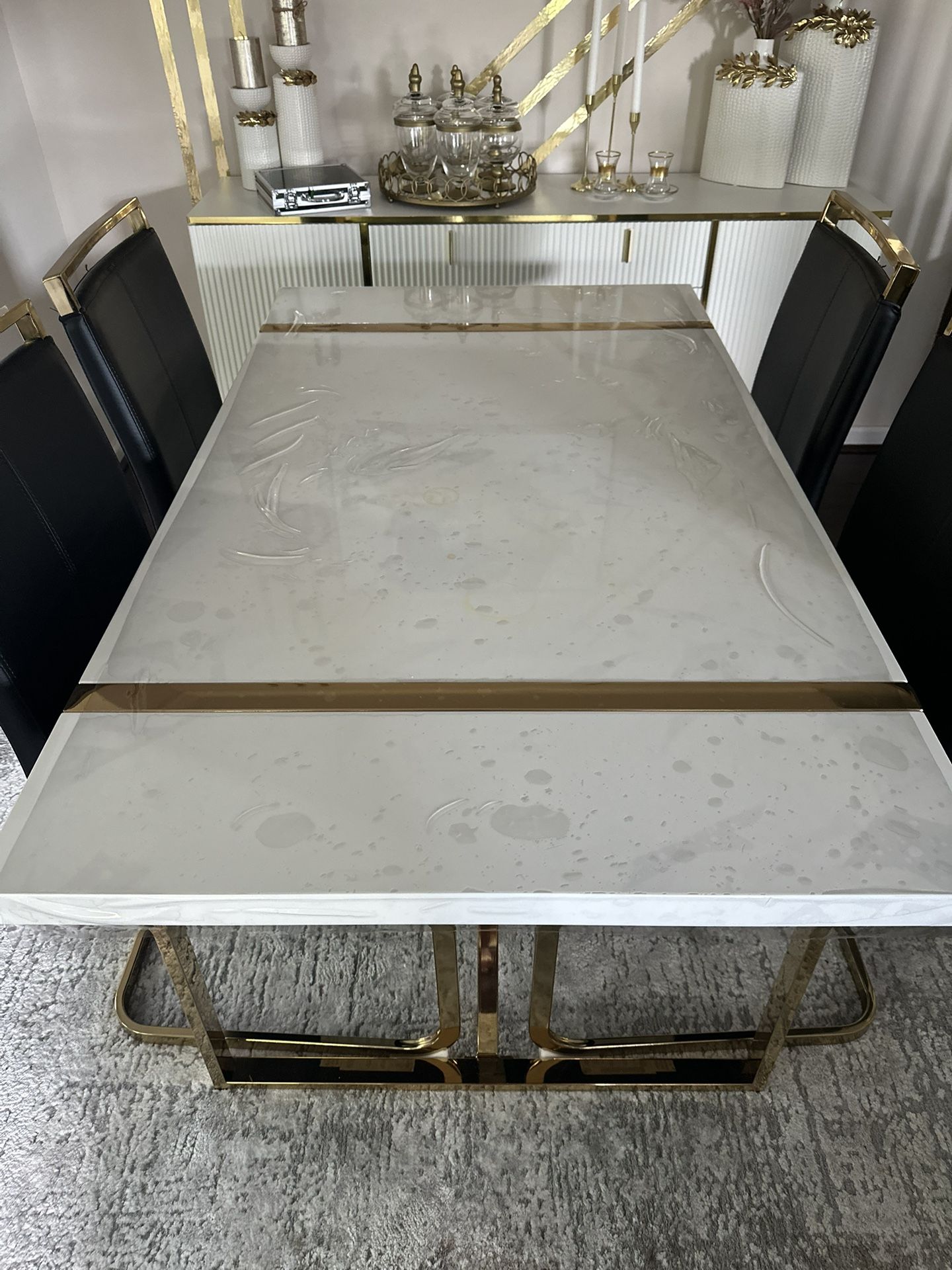 Dining table with four chair in a very good condition