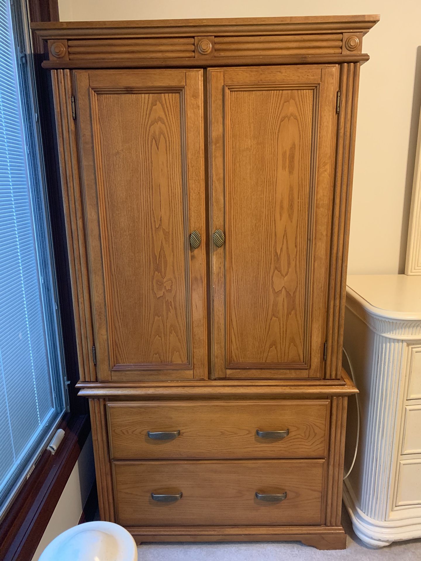 Armoire -2 lined deep drawers, 4 shelves