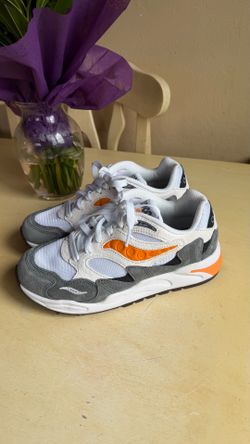 Saucony grid shadow 2 essential white and gray sneakers 👟 women’s size 6 brand new