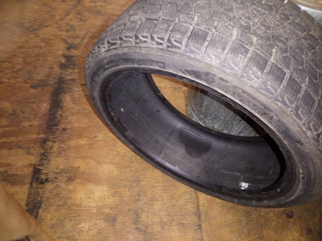 225  40  18" Tire It's Like New 