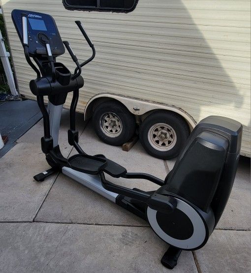 Only 1.4 Hours Life Fitness 95XXPS Explore Console Elliptical Machine