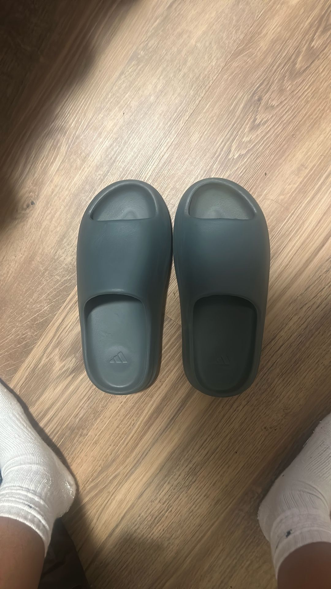 YEEZY SLIDES (8 men) (DESCRIPTION)