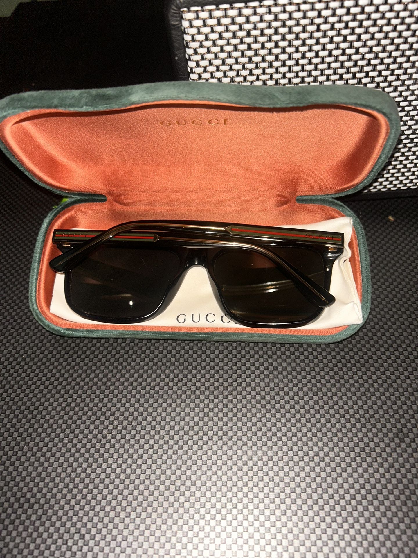 gucci glasses (description)