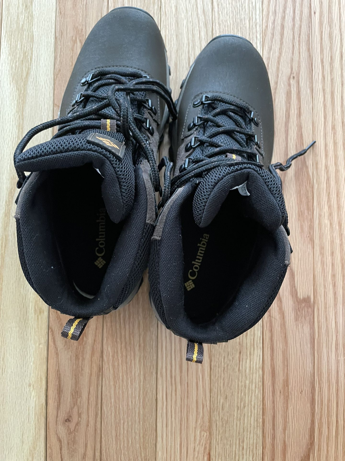 Men’s Columbia Size 9 Waterproof Hiking Boots! New!