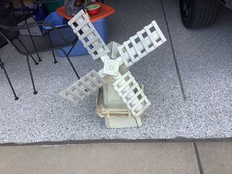 Beautiful wooden windmill, can be used outside but we only had indoors, about 34” tall from bottom to tip of blade Plainfield, Illinois