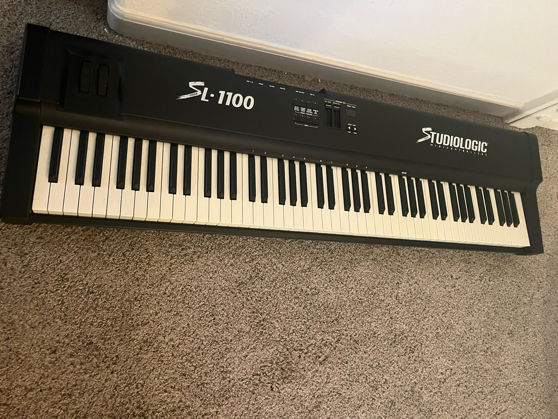 SL-1100 Studio logic Keyboard