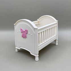   Vintage Fisher Price Loving Family Dollhouse Furniture White Baby Girl Doll Nursery Crib Pink Bow 🎀