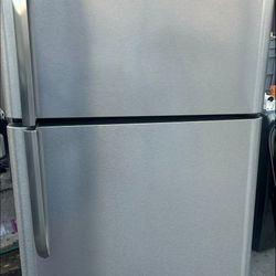 Frigidaire 18 cu.ft. Energy Star Top-Freezer Refrigerador 