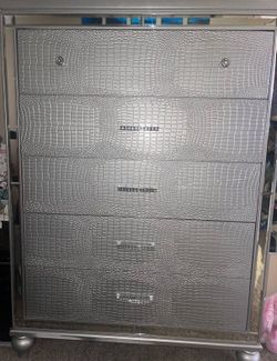 MOVING SALE MUST GO!! Valentino Chest of Drawers in Silver