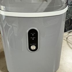 Ag Lucky Gray Ice maker