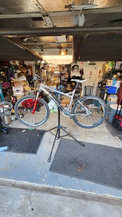 New Mobile Bike Mechanic Work Stand W/ Stabilizer Bar And Work Tray. WITH TOOL KIT