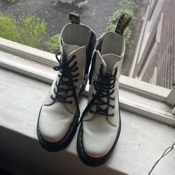 Women’s Boots Size 6 