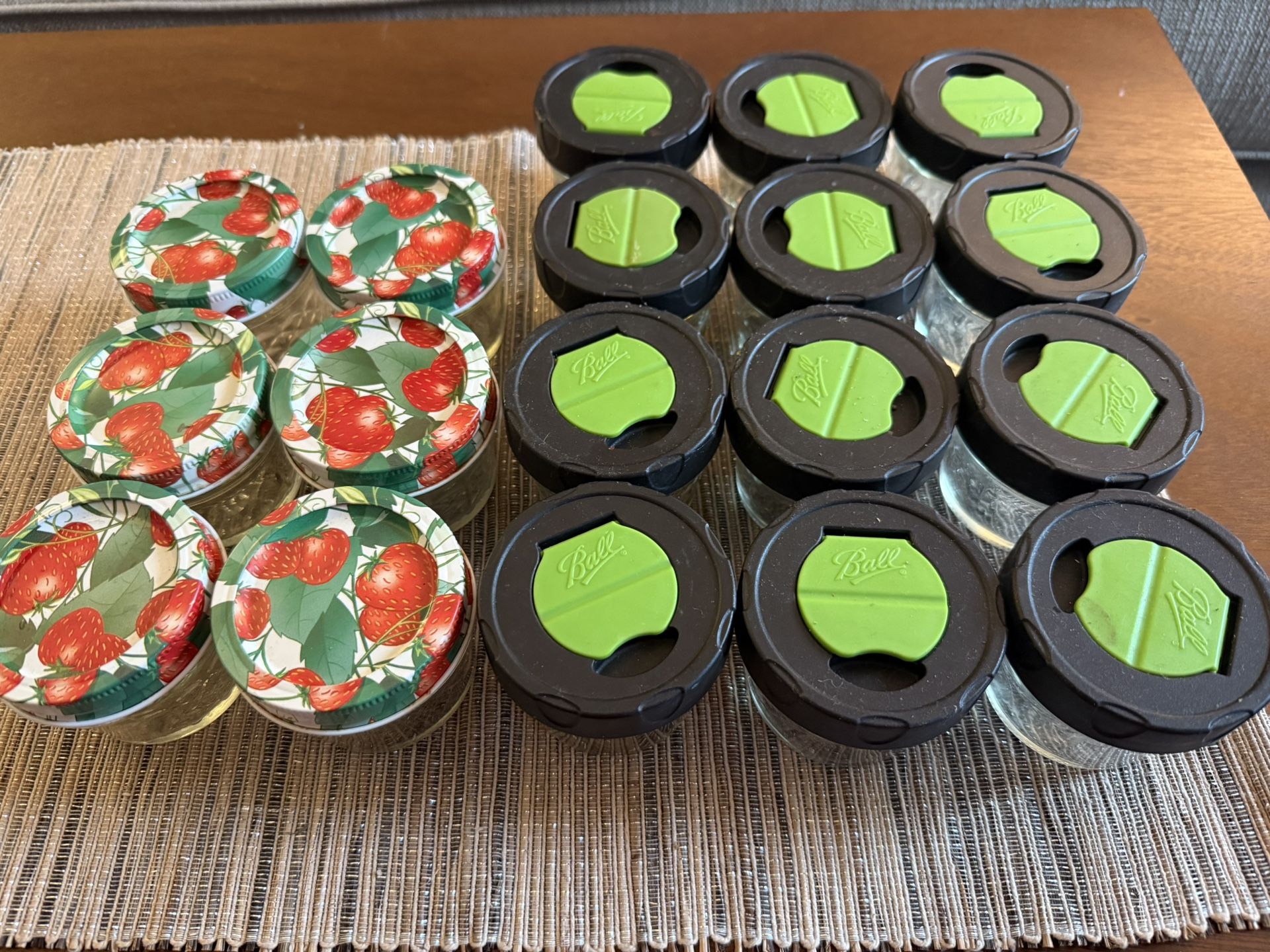 18 Ball 1/2 pint jars w/lids