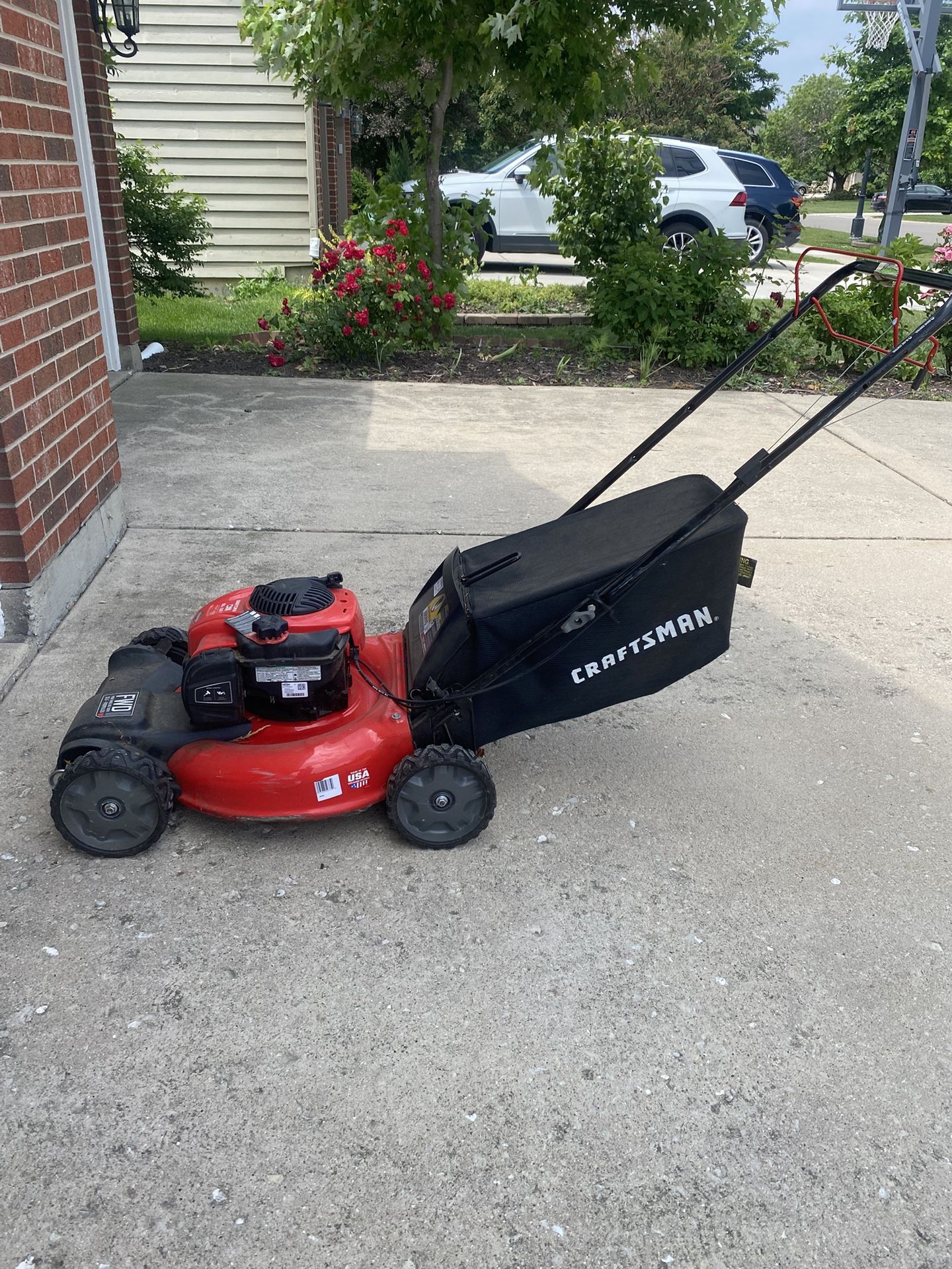 CRAFTSMAN M110 21-in Gas Push lawn mower with 140-cc Briggs and Stratton Engine