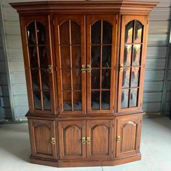 China cabinet ( Free Delivery If Needed)
