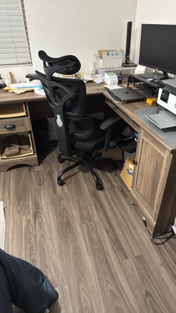 FREE CORNER DESK