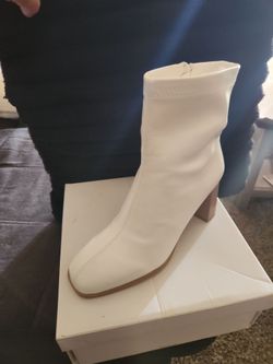 White boots size 8