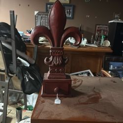 Red Fluer De Lis decor