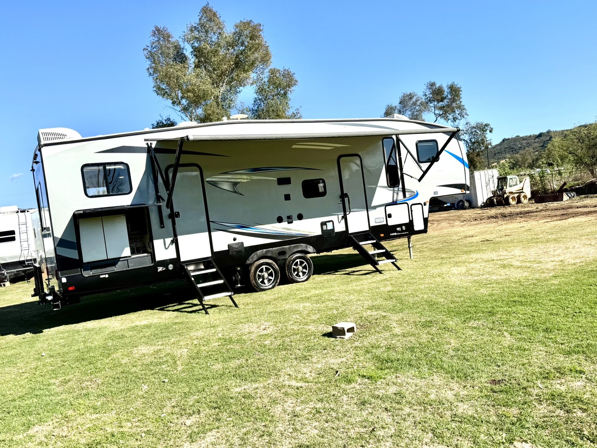 2019 Artic Wolf 2 Bedroom Trailer 2 Bathrooms