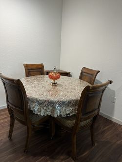 Ashley Round Dining Table With 4 Chairs And corner