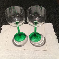 wine glasses with green stem 7 inch (set of 2)