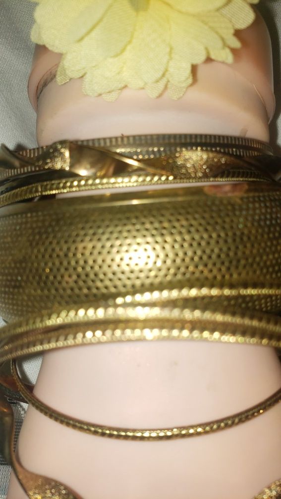 BUNDLE OF BANGLE BRACLETS