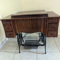 Sewing Machine/ Máquina De Coser 