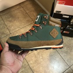Selling Northface hiking boot