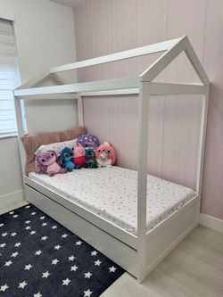Twin House Bed with trundle. Cama casita twin con cama abajo.