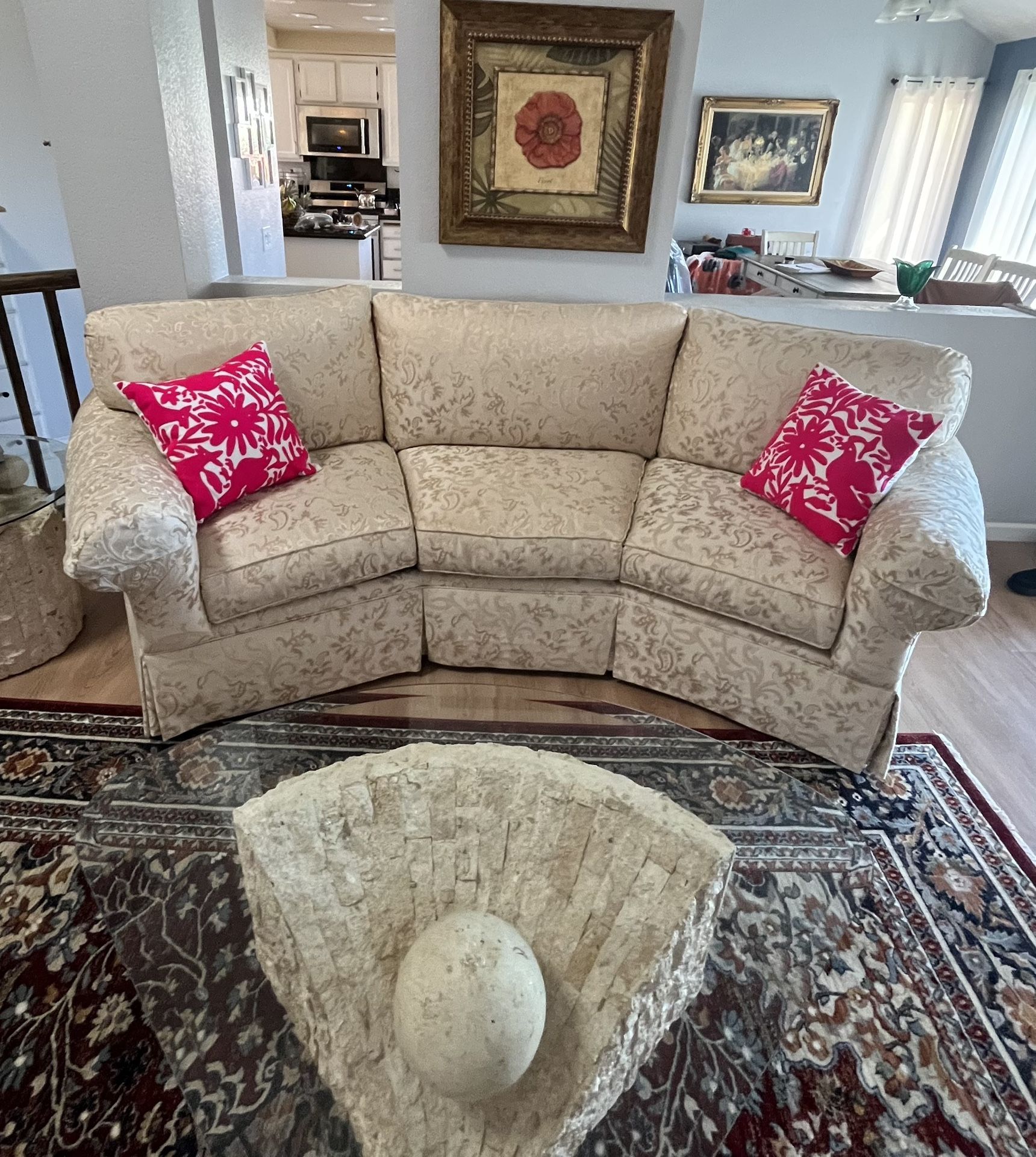 Beautiful Bassett Curved Cream Sofa🔺Like New.🔺