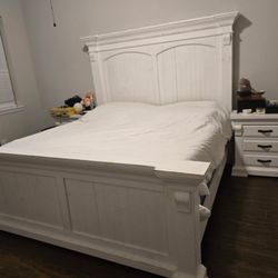 Farmhouse King Size Bedframe, 2 Nightstands And Dresser