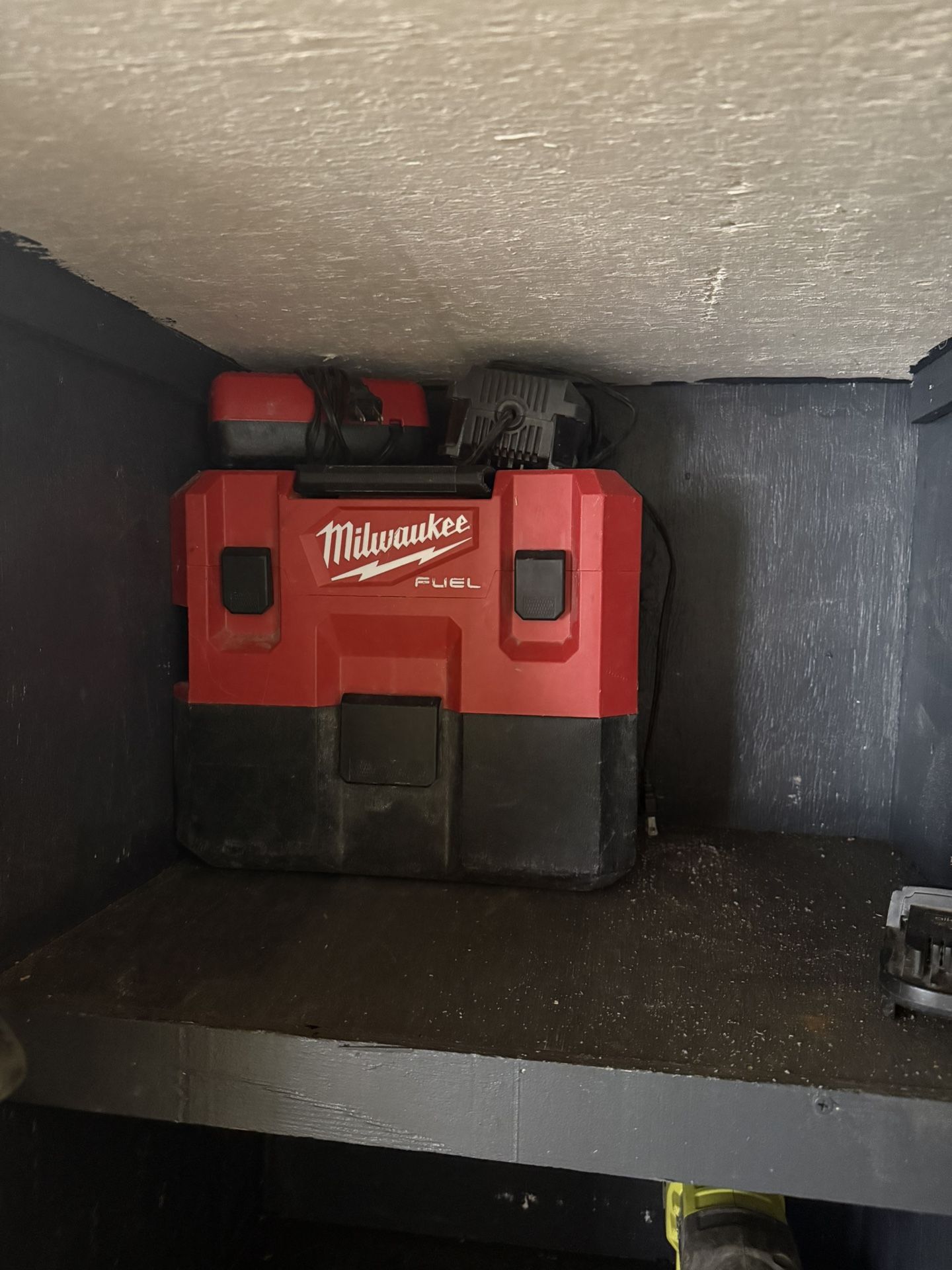 Milwaukee M12 Fuel Vacuum
