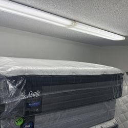 FULL SIZE SEALY POSTUREPEDIC (SOFT) PILLOW TOP MATTRESS & BOX SPRING BED SET