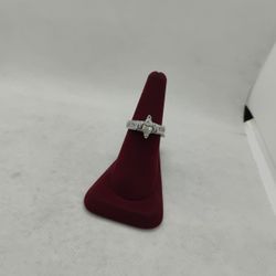 18K Women's Ring (Sz 7)