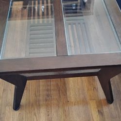 SET OF THREE. COFFEE AND TWO END TABLES!! GREAT DEAL AND IN EXCELLENT CONDITION 