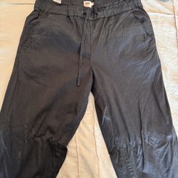 Women’s Black Levi Crop Pants 