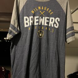 Milwaukee Brewers Size Men’s Large Shirt