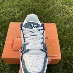Lv trainers comes in two colors see description