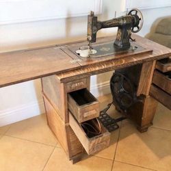 ANTIQUE SEWING MACHINE