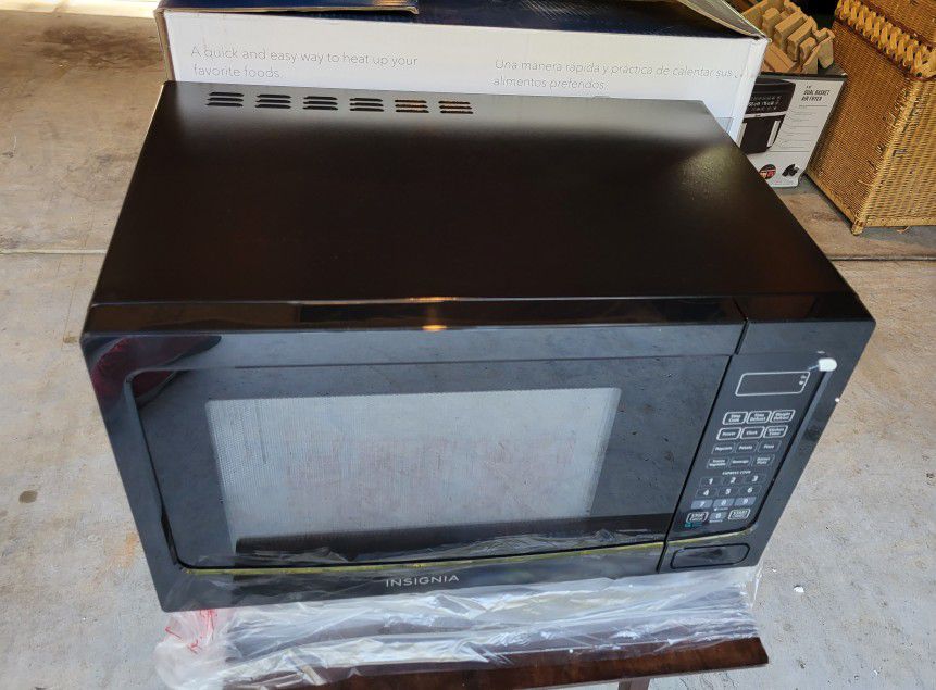 INSIGNIA NS-MW11BK0 Countertop 1.1 Cu. Ft. Microwave 1000 watts / Black  600603256028