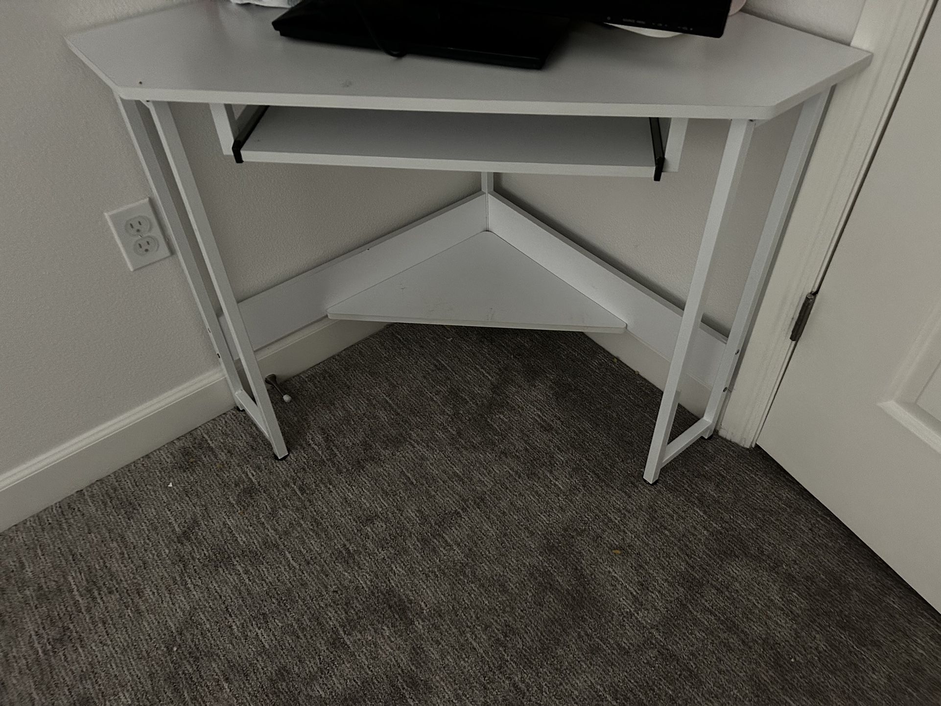 White corner desk