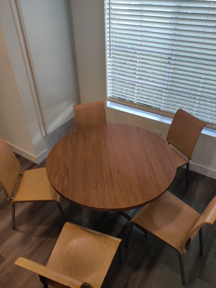 Kitchen Table & 5 Chairs