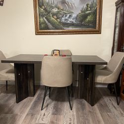 Comedor con cuatro sillas en muy buenas condiciones en Mi nuevo