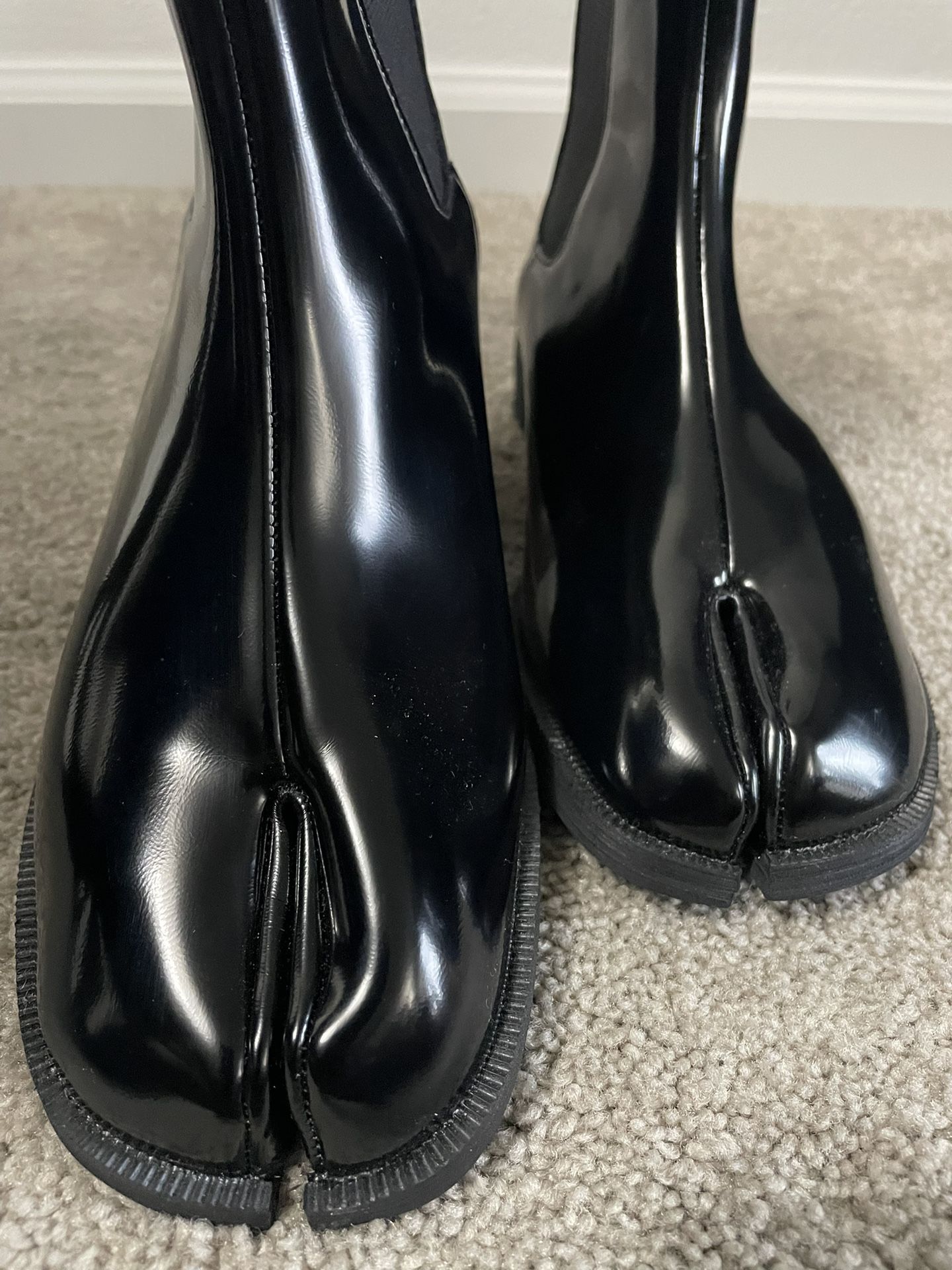 Tabi Toe patent leather boots