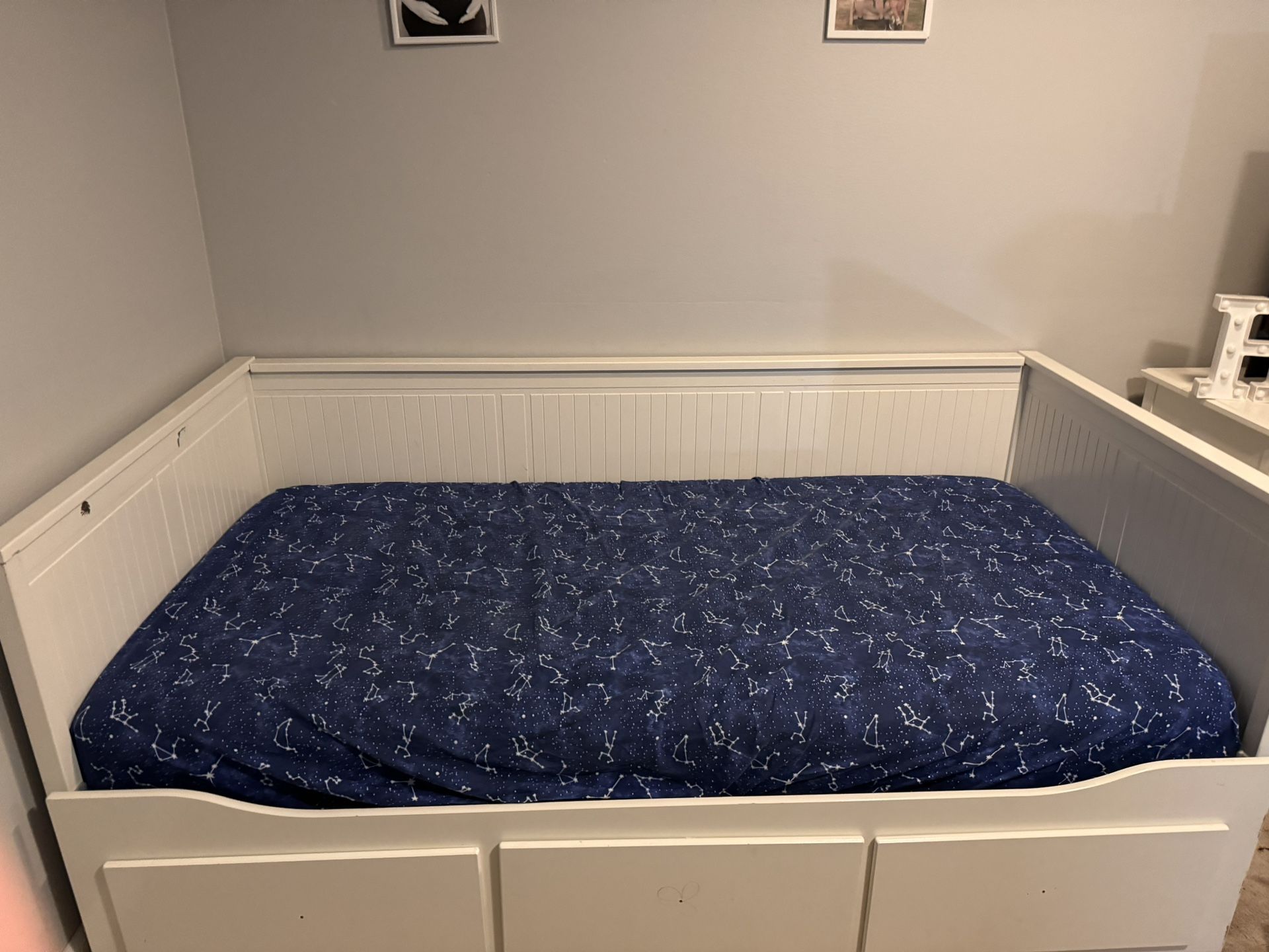 Twin Day Bed W/drawers