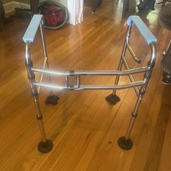 Standing/sitting support with non-slip feet