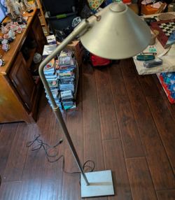 1990 Robert Sonneman for George Kovacs Floor Lamp – Working Halogen Task Light
This is a 1990 Robert Sonneman for George Kovacs floor lamp. It’s a mi