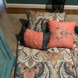 Twin Bedspread With pillow Sham And 2 Pillows 